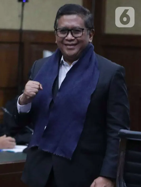 Hasto Kristiyanto disebut memerintahkan Harun Masiku melalui anak buahnya, Nurhasan untuk merendam telepon seluler. Hal tersebut untuk menghindari pelacakan posisi  Harun Masiku oleh tim penyidik KPK. (Liputan6.com/Herman Zakharia)