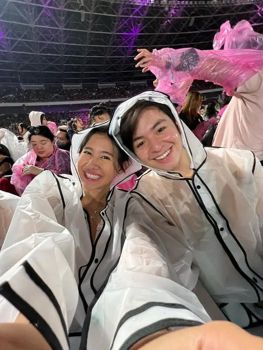 <p>Meskipun sempat diguyur hujan, akan tetapi mereka sudah menyiapkan jas hujan couple. [Foto: instagram.com/shenacinnamon]</p>