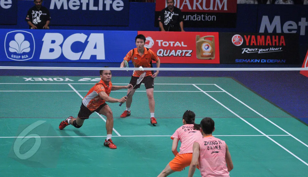 Ganda campuran, Tontowi/Liliyana mengembalikan kok ke arah Zhang Nan/Zhao Yunlei asal Tiongkok di semifinal BCA Indonesia Open Superseries Premier 2015, Jakarta, Sabtu (6/6/2015).  Tontowi/Liliyana kalah 21-16, 15-21, 18-21. (Liputan6.com/Herman Zakharia)