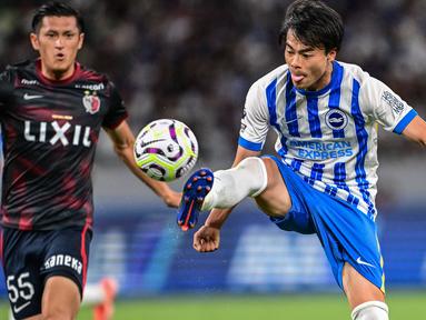 Premier League musim 2024/2025 diwarnai dengan penampilan beberapa pesepak bola asal Asia, termasuk 5 pemain asal Jepang. Berikut ini daftar kelima pesepak bola Jepang yang merumput di Premier League musim 2024/2025. (AFP/Yuichi Yamazaki)