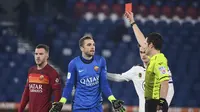 Kiper AS Roma, Pau Lopez (tengah) menerima kartu merah dari wasit Davide Ghersini dalam laga babak 16 besar Coppa Italia 2020/21 melawan Spezia di Olimpico Stadium, Roma, Selasa (19/1/2021). AS Roma kalah 2-4 (2-2) dari Spezia melalui extra time. (LaPresse via AP/Alfredo Falcone)