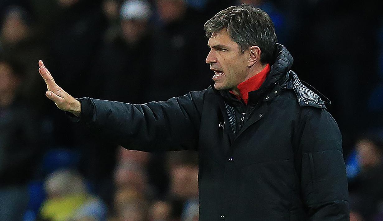 Pelatih Southampton, Mauricio Pellegrino memberi instruksi kepada para pemainnya saat menghadapi Manchester City pada laga Liga Inggris 2017/2018 di Etihad Stadium, Manchester (29/11/2017). Mauricio Pellegrino yang pensiun pada Juli 2006 bersama Valencia tercatat hanya setengah musim membela Liverpool pada tengah musim 2004/2005 setelah didatangkan dari Valencia. Ia hanya tampil dalam 13 laga di semua ajang. (AFP/Lindsey Parnaby)