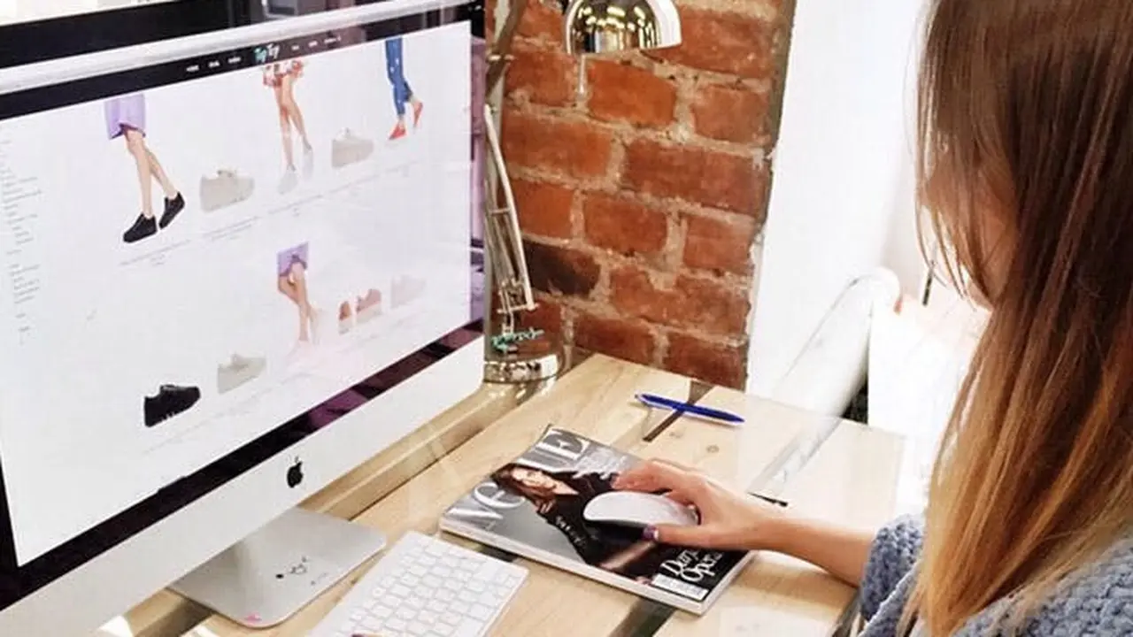 Wanita, Ini 5 Rahasia Belanja Baju Secara Online