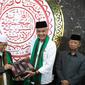 Ganjar Pranowo menyempatkan sowan ke kediaman KH Anne Gurutta Haji (AGH) Dr. Baharuddin, Ketua Majelis Ulama Indonesia (MUI) Makassar.