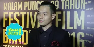 Ernest Prakasa terpilih sebagai penulis skenario terpuji ajang Festival Film Bandung 2016 (FFB 2016). Terharu mendapatkan piala untuk pertama kalinya, Ernest tahan air matanya saat ada di atas panggung.