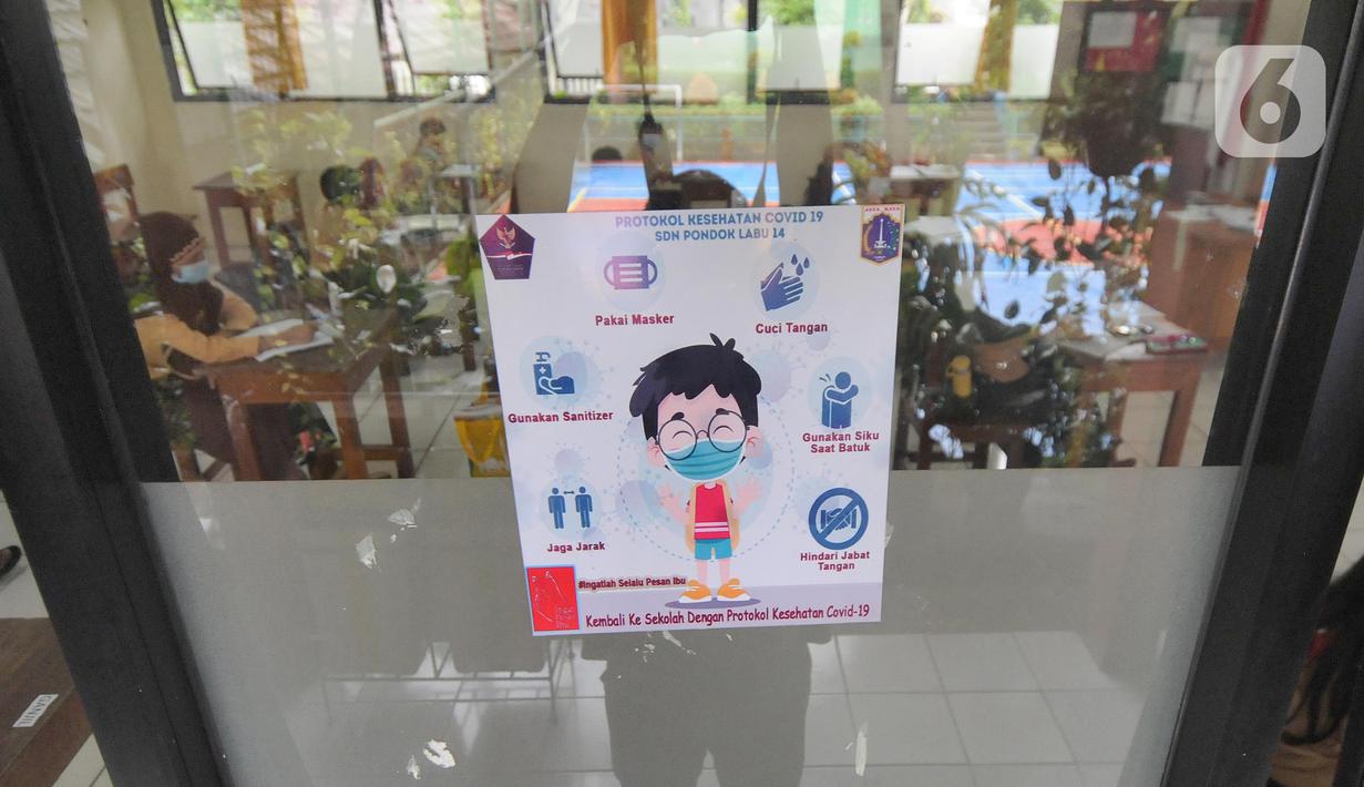 Suasana kegiatan pembelajaran tatap muka di SDN Pondok Labu 14, Jakarta Selatan, Rabu (7/04/2021). Mulai hari ini, Pemprov DKI melakukan pembelajaran tatap muka bagi 85 sekolah dari semua jenjang pendidikan hingga 29 April. (merdeka.com/Arie Basuki)