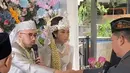 Momen suasana saat akad nikah. Kemal dan Yumi mengenakan baju pernikahan adat Sunda warna perak dengan gaya cutting yang lebih modern. [Instagram/podcastancur]