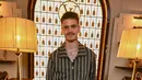 Romeo Beckham tampil effortless dengan stripe shirt dengan celana black denim dan rantai [Louis Vuitton]