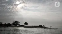 Wisatawan saat memancing di Pulau Kelor, Kepulauan Seribu, Jakarta, Minggu (11/4/2021). Pariwisata Kepulauan Seribu mulai ramai dikunjungi wisatawan setelah beberapa waktu lalu Pemprov DKI membuka kembali dengan harapan menggerakkan ekonomi dan kesejahteraan masyarakat. (merdeka.com/Iqbal S Nugroho)