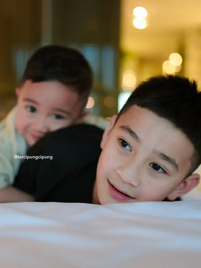 7 Potret Bromance Rafathar dan Rayyanza Main Bareng, Kakak Beradik ...
