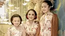 <p>Bersama Arsy, KD dan Amora nampak anggun mengenakan kebaya didiominasi warna cokelat dmehan motif bunga-bunganya. @krisdayantilemos</p>