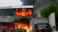 Rumah toko di Semarang, Jawa Tengah hangus terbakar, hingga sekuel film Ada Apa Dengan Cinta diproduksi.