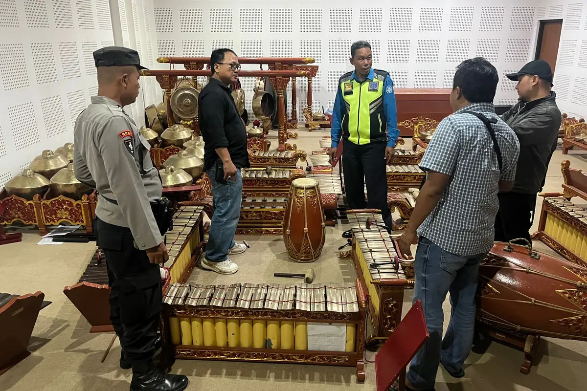 Polisi memeriksa TKP lokasi pencurian Gamelan di FIB UGM