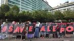 Gabungan mahasiswa muslim melakukan aksi solidaritas save Aleppo di kawasan Bundaran HI, Jakarta, Minggu (18/12). Aksi ini menyikapi dan menggugah kepedulian masyarakat Indonesia terhadap penderitaan rakyat Suriah. (Liputan6.com/Immanuel Antonius)