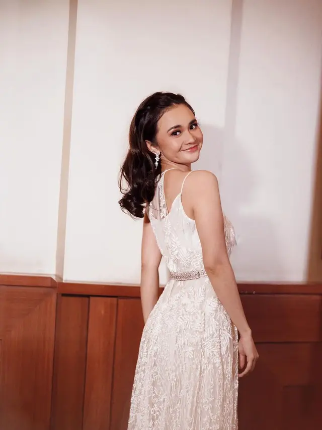 Tampil di Acara Gala Premier Film Garis Waktu