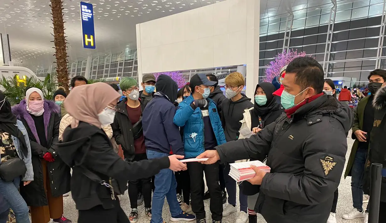 Sejumlah Warga Negara Indonesia (WNI) yang akan dievakuasi tiba di Bandara Internasional Tianhe, Wuhan, Hubei, China, Sabtu, (1/2/2020). Sebanyak 245 WNI di Wuhan akan dievakuasi ke Indonesia terkait merebaknya virus corona di kota tersebut. (foto:Duta Besar RI di Beijing)