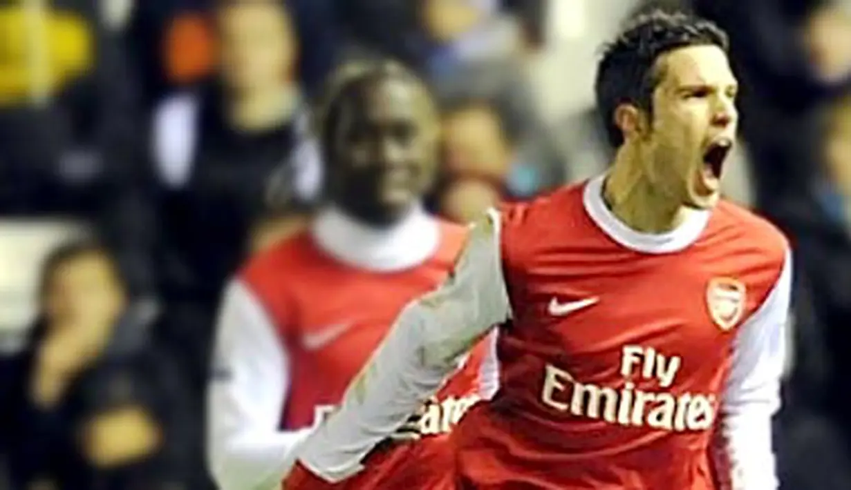 Selebrasi gol dari Robin van Persie yang membuka kemenangan Arsenal 3-0 saat bertamu di St Andrews, kandang Birmingham City, pada partai lanjutan Liga Premier, 1 Januari 2010. AFP PHOTO/GLYN KIRK