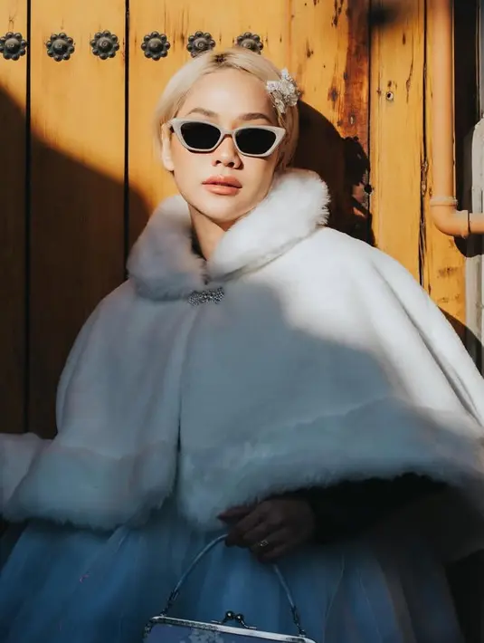 Luaran hanbok tersebut dikenakan hanya saat musim dingin. BCL melengkapi tampilannya dengan membawa mini han tas ungu motif bunga. Rambut pendeknya disematkan hair clip. [@itsmebcl]