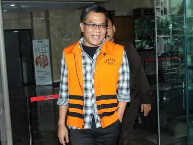 Anggota Komisi III DPRD Banten dari F-PDIP Tri Satya Santosa berjalan keluar usai menjalani pemeriksaan di KPK, Jakarta, Rabu (20/1). Tri diperiksa sebagai saksi dugaan suap pembahasan pembentukan Bank Pembangunan Daerah Banten (Liputan6.com/Helmi Afandi)