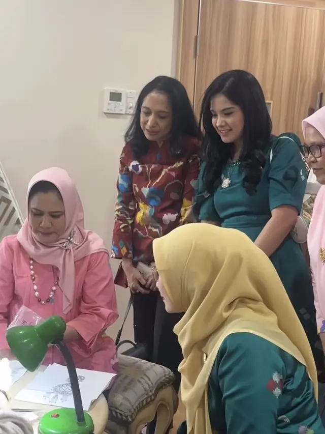 Gaya Annisa Pohan Kunjungan Kerja ke Sulawesi Selatan. [@annisayudhoyono]