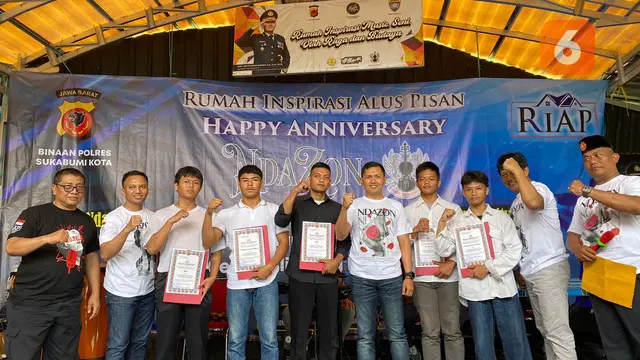 Para atlet peraih medali emas dan medali perak asal Kota Sukabumi saat terima penghargaan dari Polres Sukabumi Kota, dalam laga Indonesia Bela Diri Campuran Amatir Mix Martial Art (IBCA-MMA) Kejuaraan Nasional (Liputan6.com/Fira Syahrin).
