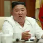 Pemimpin Korea Utara, Kim Jong-un menghadiri pertemuan politbiro Partai Buruh di Pyongyang, Selasa (25/8/2020). Kim Jong-un muncul usai dirinya dirumorkan dalam kondisi koma dan menyerahkan sebagian kekuasaannya ke sang adik, Kim Yo Jong. (Korean Central News Agency/Korea News Service via AP)