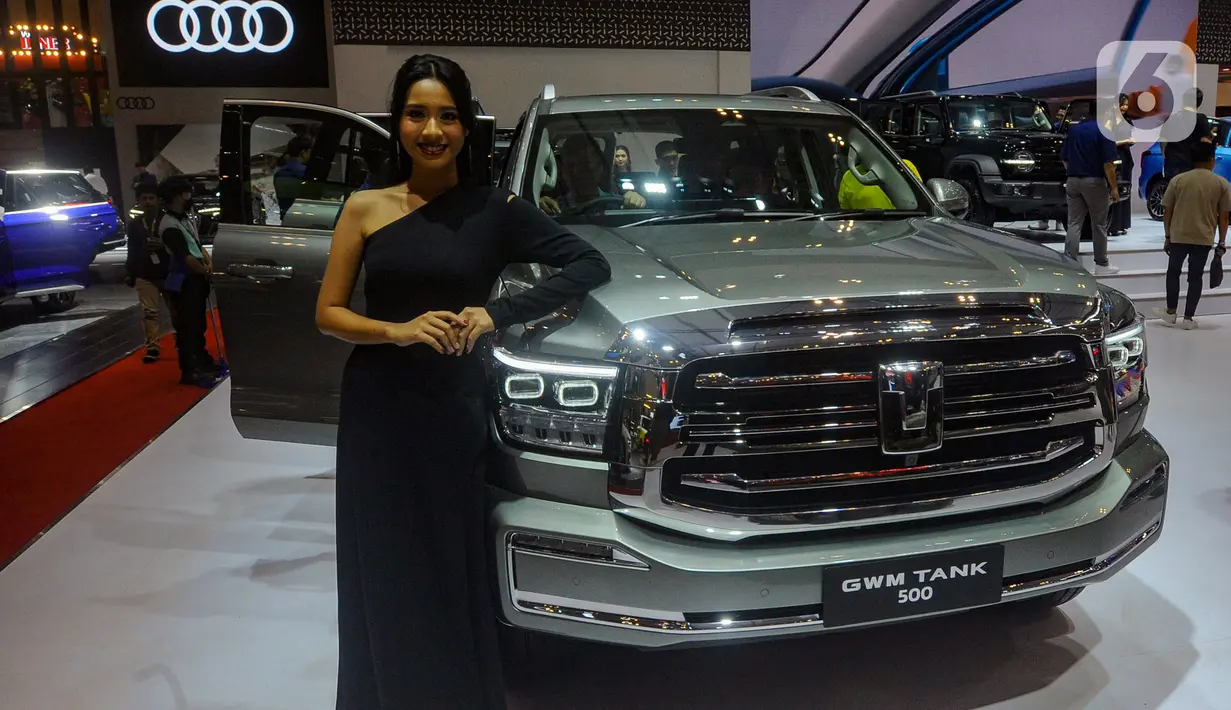 Model berdiri di samping mobil mewah GWM Tank 500 seharga Rp 1,196 miliar pada pameran otomotif GAIKINDO Indonesia International Auto Show (GIIAS) 2024 di Indonesia Convention Exhibition (ICE) BSD Tangerang, Banten, Jumat (19/7/2024). (merdeka.com/Arie Basuki)
