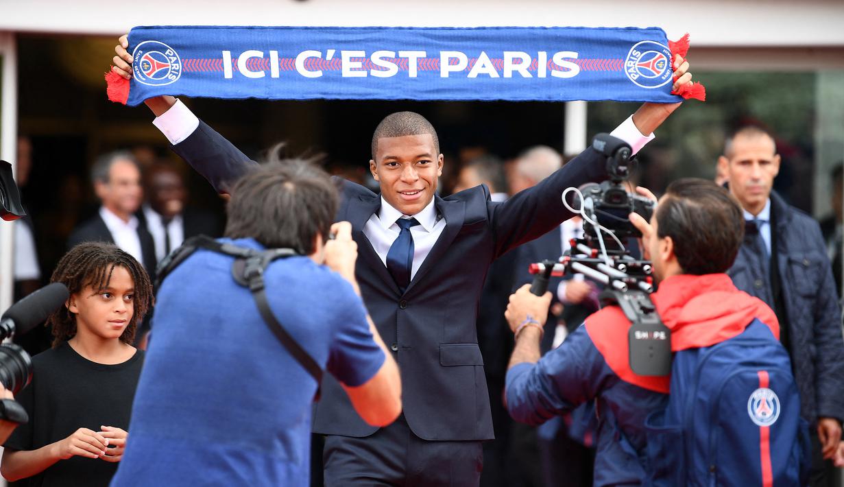 Kylian Mbappe. Striker asal Prancis berusia 23 tahun ini didatangkan PSG dari AS Monaco pada awal musim 2018/2019 dengan nilai transfer mencapai 180 juta euro atau setara Rp2,8 triliun setelah sempat berstatus pinjaman pada musim 2017/2018. PSG sendiri tidak mengeluarkan biaya sepeser pun saat mendatangkan Kylian Mbappe karena merupakan produk akademi AS Monaco yang dipromosikan dari tim U-19 pada pertengahan musim 2015/2016. (AFP/Franck Fife)