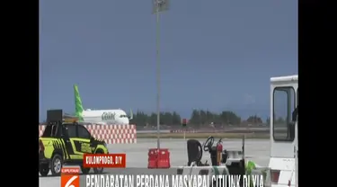 Pendaratan perdana Citilink disambut semprotan air dari kendaraan pemadam kebakaran.