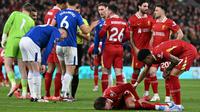 Gelandang Liverpool asal Argentina #10, Alexis Mac Allister, bereaksi setelah dilanggar oleh bek Everton asal Inggris #06 James Tarkowski selama pertandingan Liga Primer Inggris antara Liverpool dan Everton di Anfield di Liverpool, Inggris barat laut, Kamis dini hari WIB (3-4-2025). (Paul ELLIS/AFP)