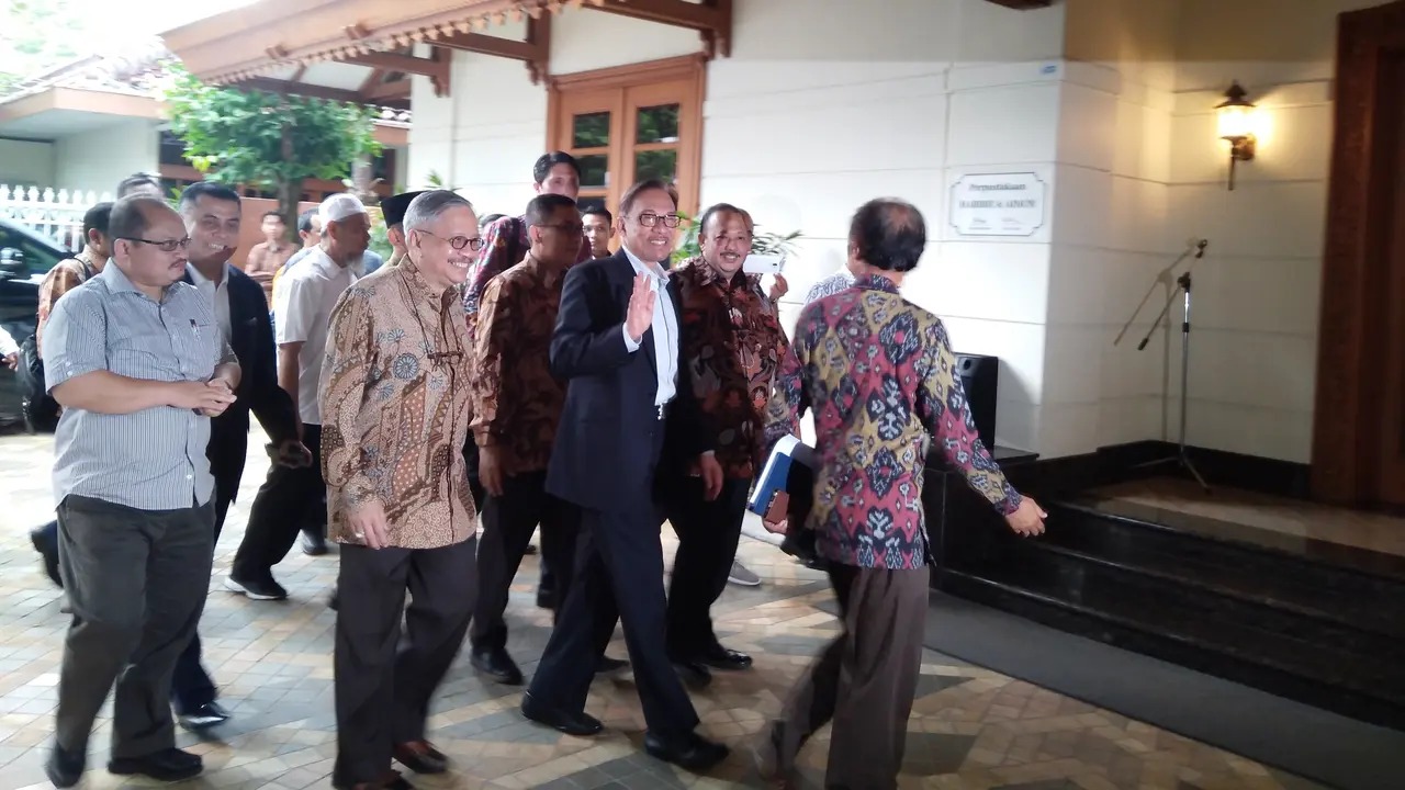 Mantan Wakil Perdana Menteri Malaysia Anwar Ibrahim saat tiba di kediaman mantan Presiden ke-3 RI BJ Habibie