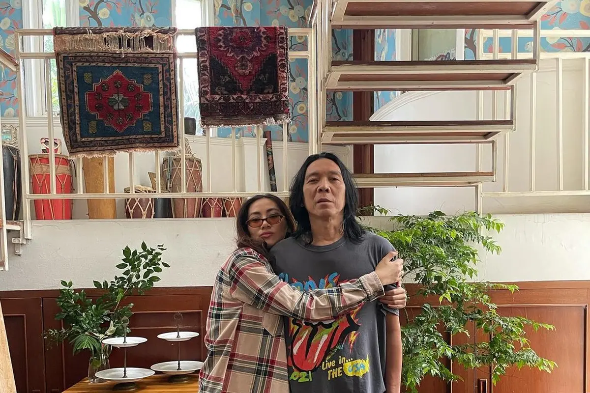 [Fimela] Potret penampilan istri Bimbim Slank