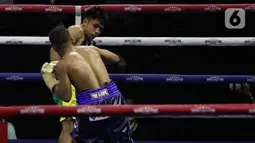 Petinju Indonesia Ongen Saknosiwi (depan) saat melawan Jirawat Thammachot (Thailand) pada duel kelas bulu bertajuk MPRO Evolution Fight Series 2022 di Balai Sarbini, Jakarta, Jumat (1/7/2022). Ongen Saknosiwi hanya butuh dua ronde untuk meraih kemenangan knockout (KO) atas petinju Thailand Jirawat Thammachot. (Liputan6.com/Helmi Fithriansyah)