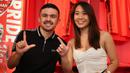 <p>Oliver Bias, pemain asal Filipina didampingi sang kekasih, Kaye Lavin saat diperkenalkan sebagai pemain asing baru Persija Jakarta di Persija Store, Kuningan, Jakarta Selatan, Kamis (27/7/2023). (Bola.com/Abdul Aziz)</p>
