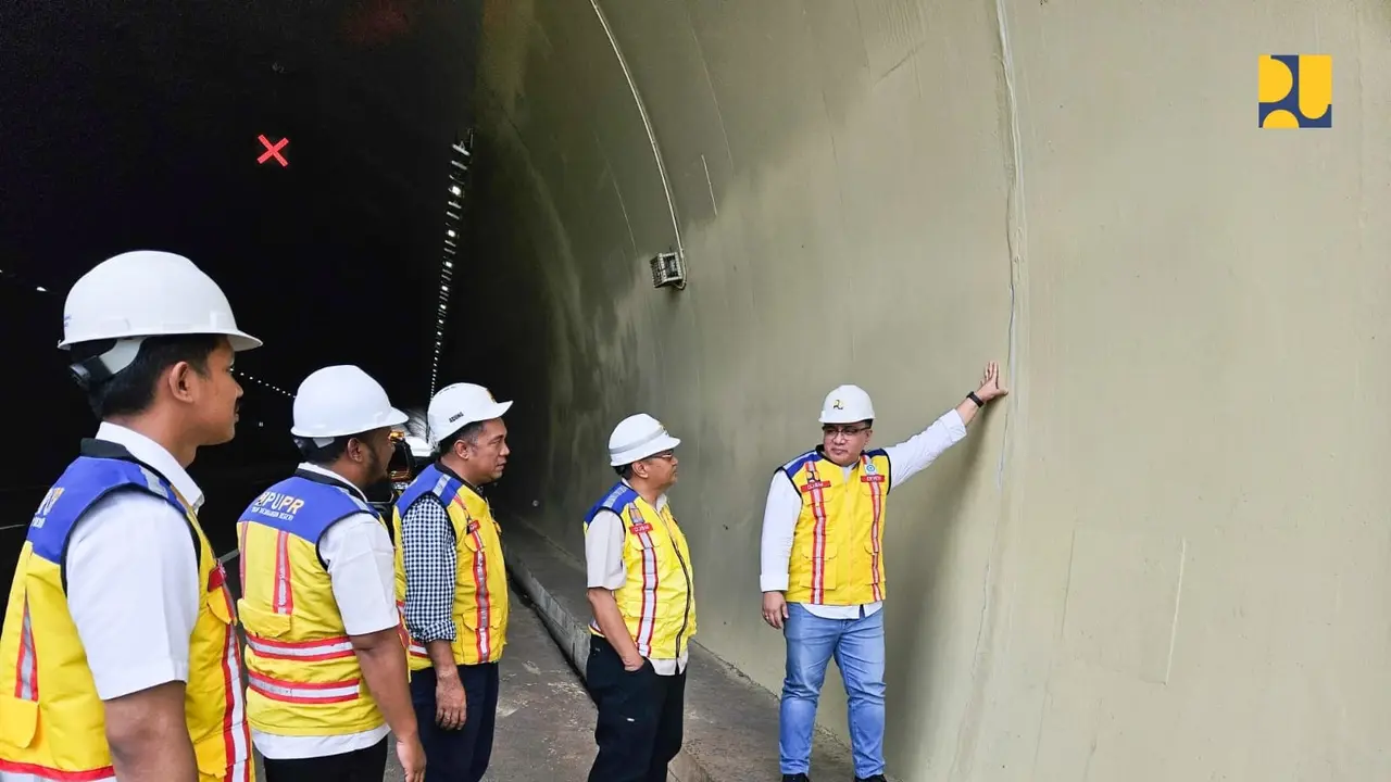 Kementerian PUPR menurunkan tim Ditjen Bina Marga bersama Komite Keselamatan Jembatan dan Terowongan Jalan (KKJTJ) untuk melakukan inspeksi kondisi Terowongan Tol Cisumdawu yang dikabarkan retak akibat gempa Sumedang. (Dok Kementerian PUPR)