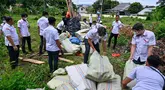 Petugas Kepolisian Republik Indonesia bersiap memusnahkan berbagai jenis narkoba hasil pengungkapan dari jaringan narkotika internasional di Mapolda Banda Aceh pada 12 Juni 2025. (CHAIDEER MAHYUDDIN/AFP)