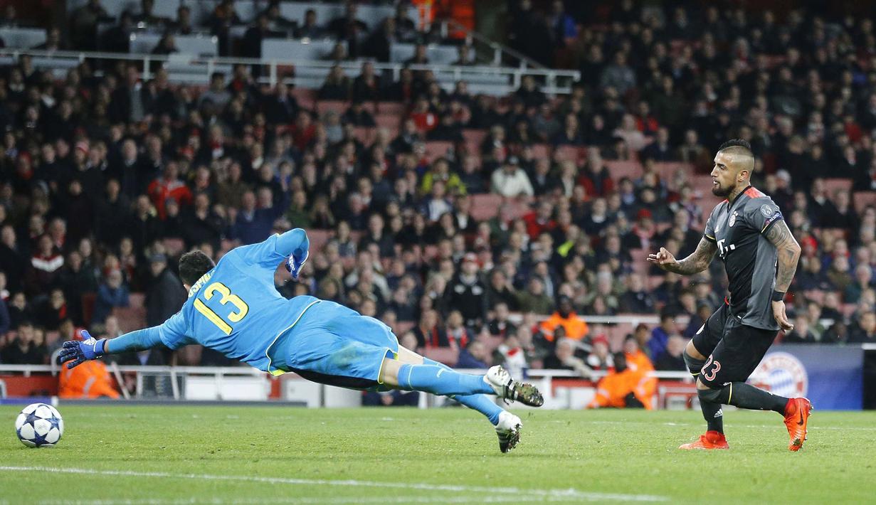 Pemain Bayern, Arturo Vidal mencetak gol setelah mengecoh kiper Arsenal, David Ospina pada leg kedua babak 16 besar Liga Champions di Emirates Stadium, London, (7/3/2017). Bayer Munich menang 5-1. (AP/Frank Augstein)