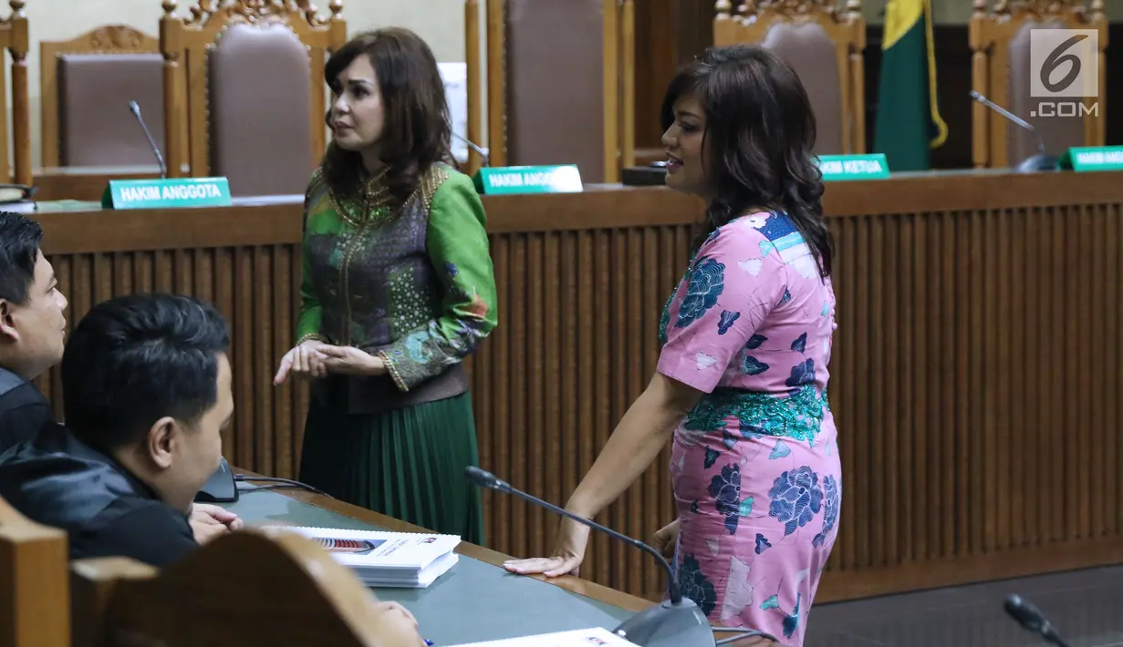 Tersangka dugaan suap DPRD Sumut, Rooslynda Marpaung (kiri) dan Rinawati Sianturi berbincang dengan JPU KPK jelangmengikuti sidang perdana di Pengadilan Tipikor, Jakarta, Rabu (21/11). Sidang mendengar pembacaan dakwaan. (Liputan6.com/Helmi Fithriansyah)