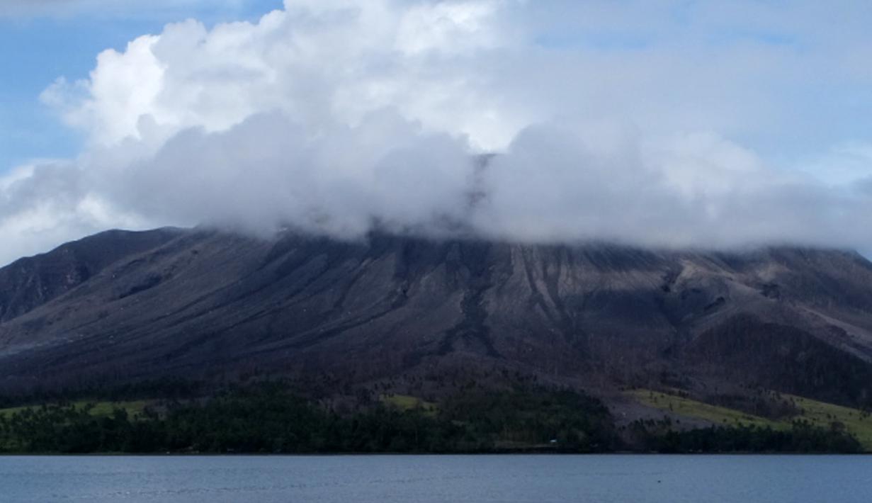 Pada Rabu, 17 April 2024, pukul 20.15 Wita, Gunung Ruang mengalami erupsi besar yang melontarkan abu vulkanik setinggi tiga kilometer. (Ronny Adolof BUOL / AFP)