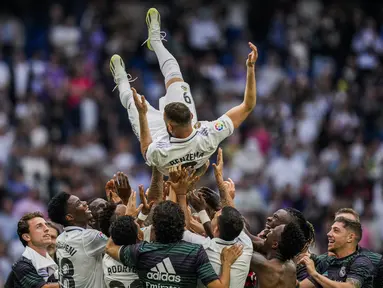 Pemain Real Madrid Karim Benzema dilemparkan ke udara oleh rekan setimnya setelah pertandingan sepak bola Liga Spanyol melawan Athletic Bilbao di Stadion Santiago Bernabeu, Madrid, Spanyol, Minggu (4/6/2023). (AP Photo/Bernat Armangue)