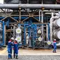 Petugas lapangan memantau Area Crude Distilation Unit (CDU IV) di kawasan kilang RU V Balikpapan, Kalimantan, Kamis (14/05). Unit CDU IV digunakan untuk mengolah campuran minyak mentah yang berasal dari Handil dan Bekapai. (Liputan6.com/Fery Pradolo)