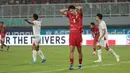 Pemain Timnas Indonesia, Mitchell Baker, menunjukkan ekspresi kecewa setelah gagal memanfaatkan peluang di depan gawang Vietnam pada laga ketiga Grup A Piala AFF 2026 di Stadion Pakansari, Bogor, Senin (3/8/2026) malam WIB. Sejumlah peluang yang didapat skuad Garuda gagal berbuah gol, sehingga Indonesia harus mengakui keunggulan Vietnam dengan skor 0-3. Meski kalah, peluang Timnas Indonesia lolos ke semifinal masih terbuka dengan syarat wajib mengalahkan Singapura pada laga terakhir Grup A. (Kapanlagi.com/Budy Santoso)