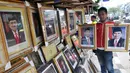 Pedagang foto resmi kenegaraan Presiden Joko Widodo atau Jokowi dan Wakil Presiden Jusuf Kalla di kawasan Pasar Baru, Jakarta, Sabtu (25/10/2014). (Liputan6.com/Miftahul Hayat)