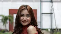 Pedangdut Pamela Safitri Duo Srigala berpose saat difoto di kawasan Jakarta, Jumat (2/3). Dalam kesempatan itu Pamela menceritakan tentang asuransi salah satu bagian tubuhnya. (Liputan6.com/Faizal Fanani)