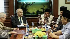 Duta Besar Amerika Serikat untuk Indonesia yang baru Joseph R Donovan (kiri) saat menemui Ketua PBNU Said Aqil Siradj di Gedung PBNU, Jakarta, Kamis (2/2). (Liputan6.com/Faizal Fanani)