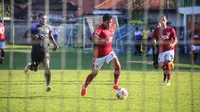 Gelandang bertahan Bali United Rizky Pellu saat uji coba menghadapi Rans Cilegon FC di Lapangan Yoga Perkanthi, Jimbaran pada akhir Mei lalu. (Bola.com/Maheswara Putra)