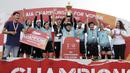 Pemain Footbalicious melakukan selebrasi usai menjuarai Kompetisi Nasional AIA Championship for Women 2018 di Lapangan TNI AU, Jakarta, Sabtu (01/12). Dari turnamen ini akan dipilih 16 orang untuk bertanding di Bangkok. (Bola.com/M Iqbal Ichsan)