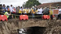 Rombongan Kementerian PUPR dan Pemerintah Kota Batu meninjau lokasi terdampak banjir bandang di Dusun Sambong, Desa Bulukerto, Kota Batu (Kominfo Kota Batu)