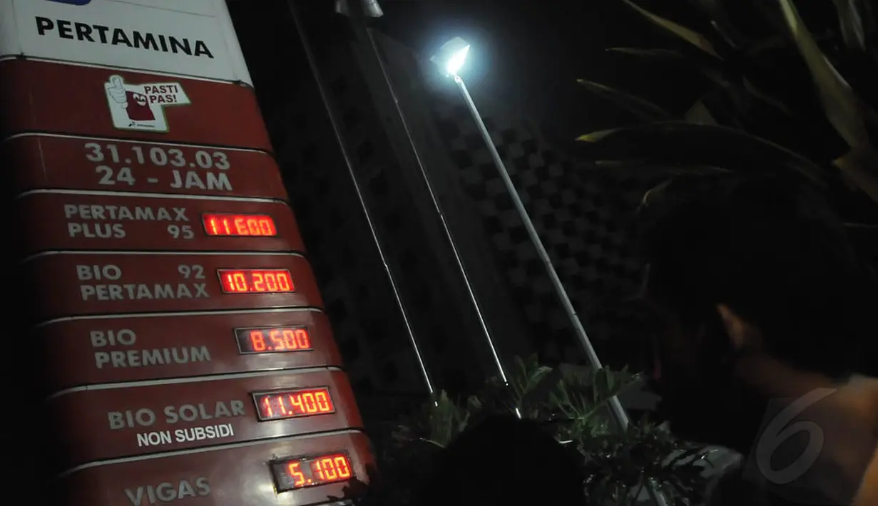 Presiden Jokowi resmi menaikkan harga BBM bersubsidi sebesar Rp 2.000 per liter untuk premium dan solar. Harga baru BBM ini berlaku mulai pukul 00.00 WIB Selasa, 18 November 2014. (Liputan6.com/Herman Zakharia)
