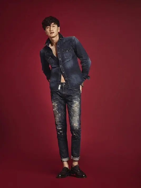 Lee Kwang Soo suka mengambar komik dari kecil, akan tetapi keinginannya jadi kartunis tak disetujui keluarganya. (Foto: Allkpop.com)